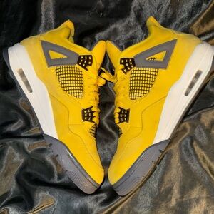 Air Jordan 4 Retro Mid “Lightning”